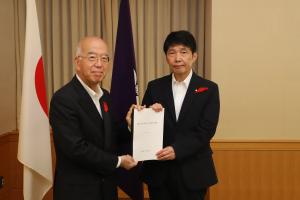 山本知事（右）と森田委員長（左）写真