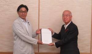 須藤議長（左）と森田委員長（右）写真