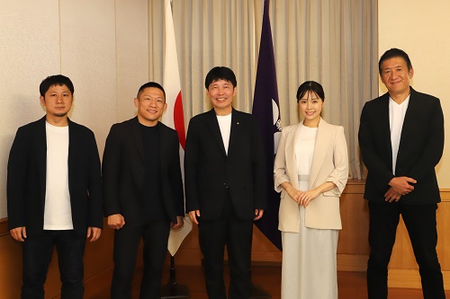 写真：記念撮影する山本知事と堀口恭司さんたち