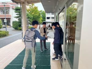 高崎経済大学構内でビラを配る様子の写真