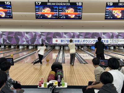 投球する訓練生