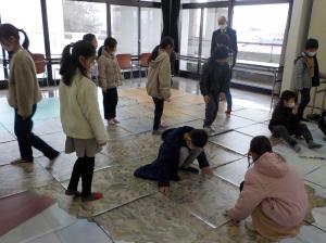 元禄上野国絵図のマットでパズルをする子供たちの写真