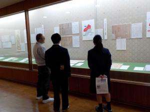 展示史料の解説を受ける高校生の写真