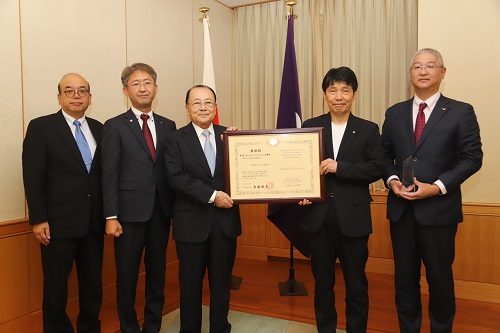 記念写真撮影に臨む山本知事