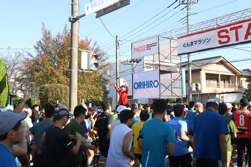 写真：参加者に手を振る山本知事