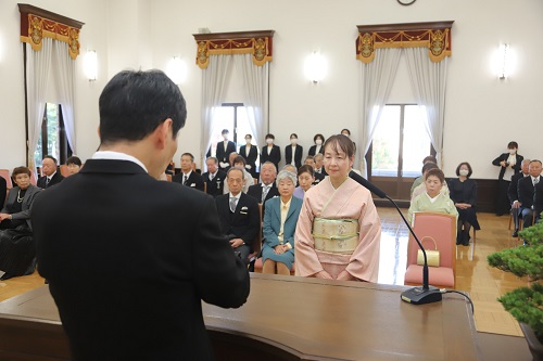 写真：勲章を伝達する山本知事