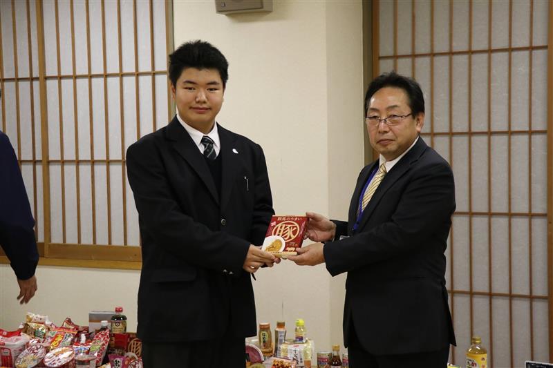 フードドライブ合同寄贈式受け渡しの様子