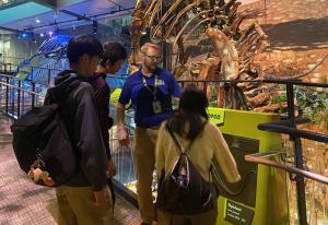 博物館展示についての説明を受ける写真