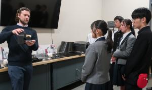 矢島工業スタッフから研究所について説明を受ける写真