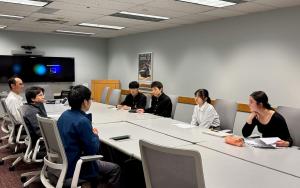 SIAスタッフから説明を受ける写真