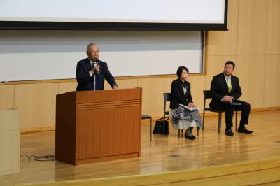 意見交換をする議員の画像