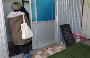 加工施設を見学している画像