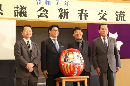 写真：だるま目入れの様子