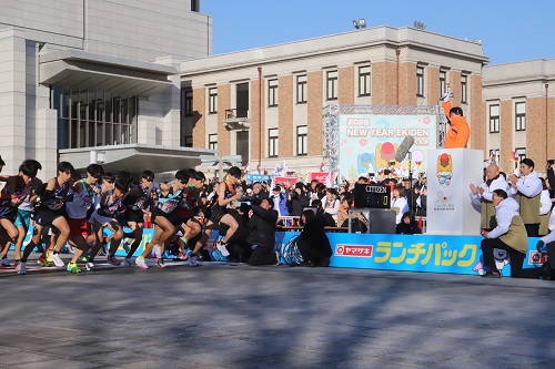 スターターを務める山本知事