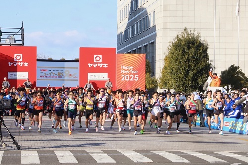 スターターを務める山本知事