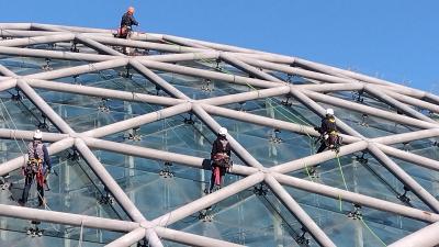 ドーム上の作業の様子