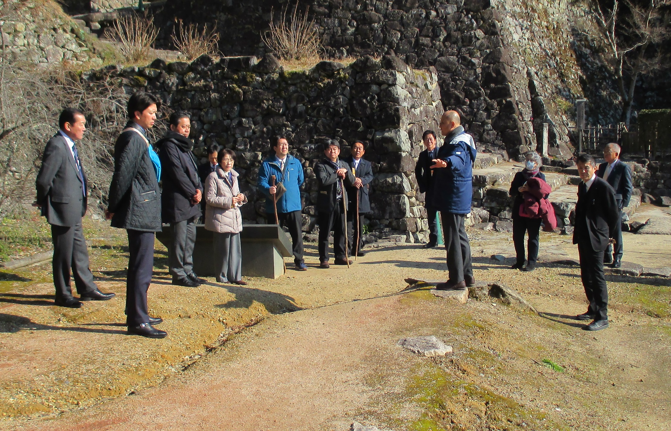 説明を受ける様子の画像