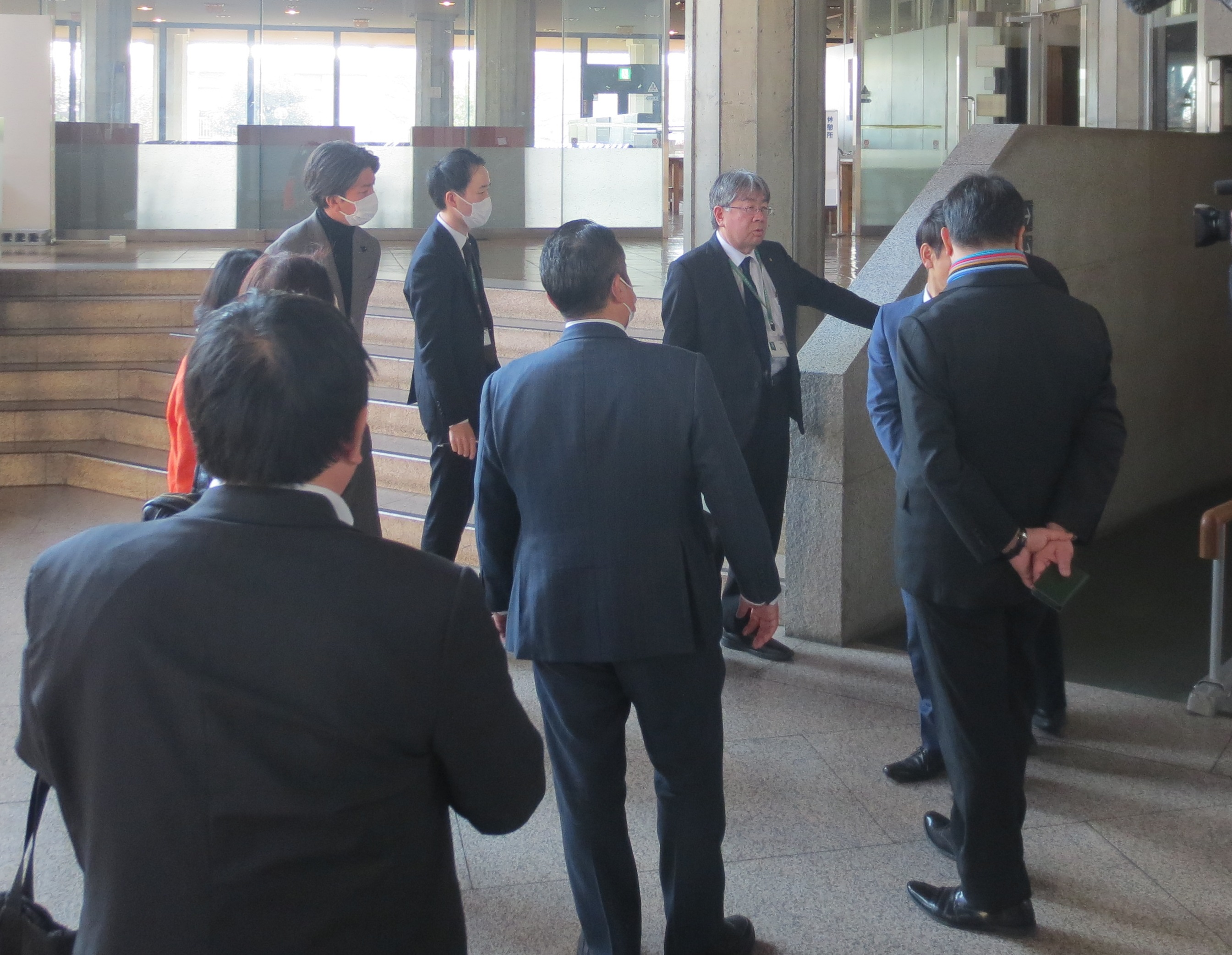 説明を受ける様子の画像