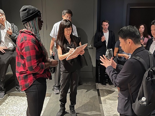 視察をする山本知事