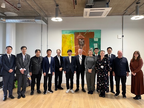 記念写真撮影に臨む山本知事