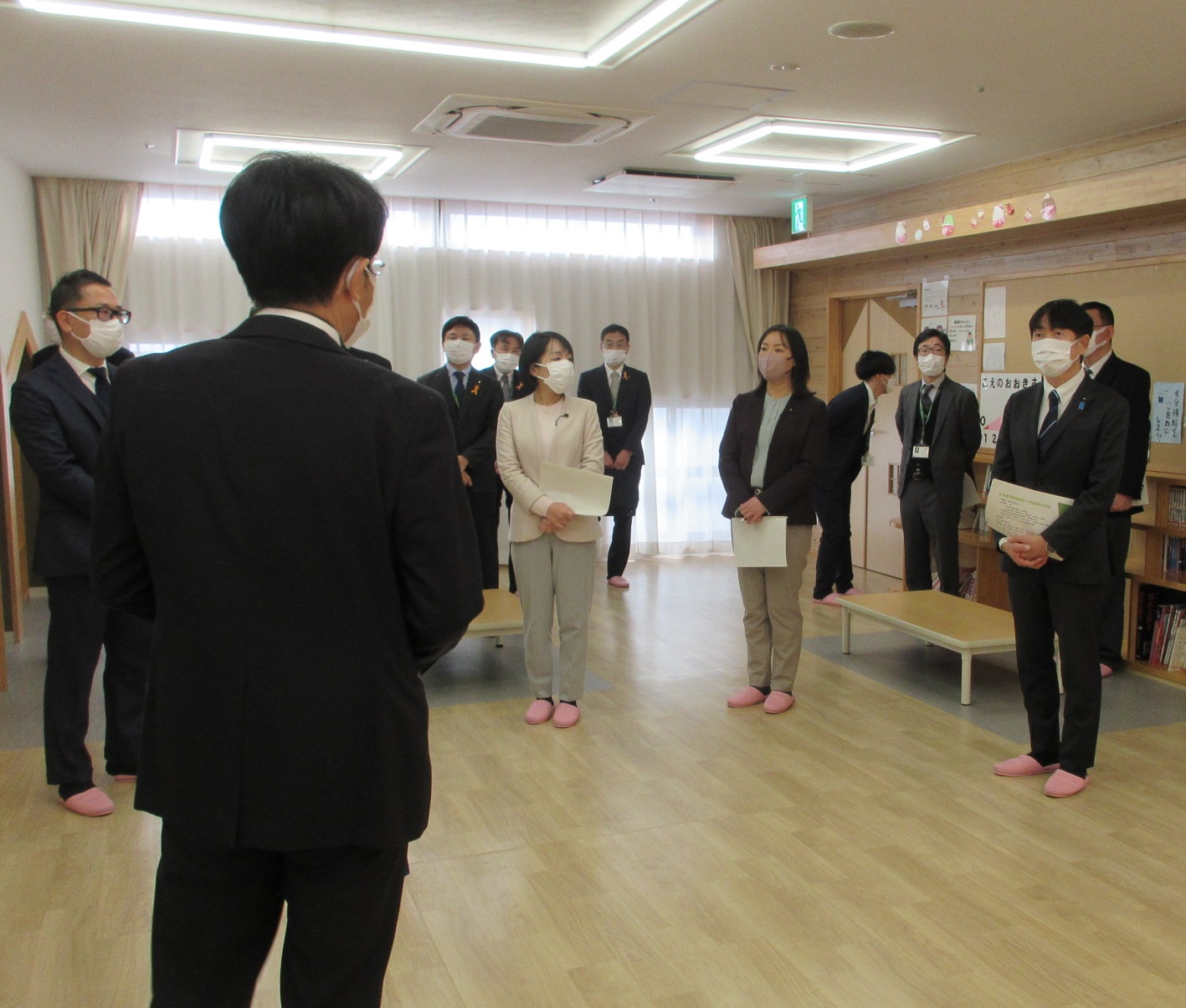 説明を受ける様子の画像