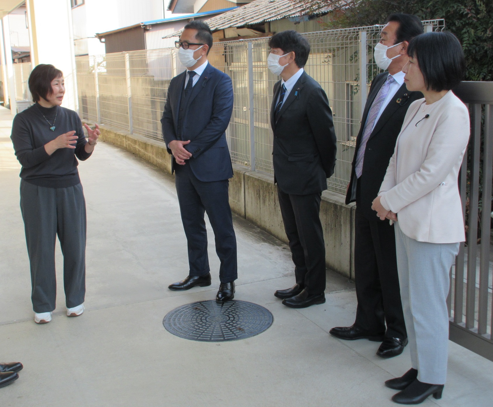 説明を受ける様子の画像