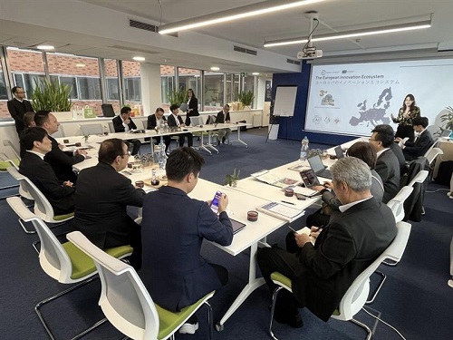 会議に臨む山本知事