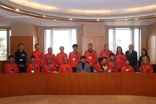 記念写真撮影に臨む山本知事