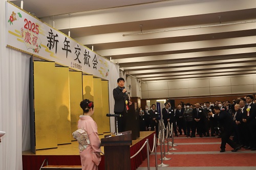 写真：挨拶する山本知事