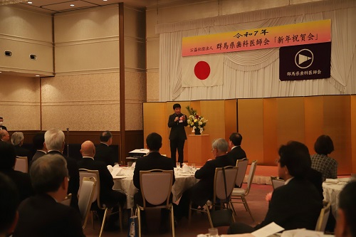 写真：挨拶する山本知事