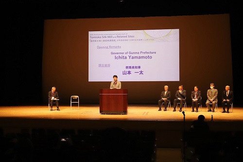 写真：挨拶する山本知事