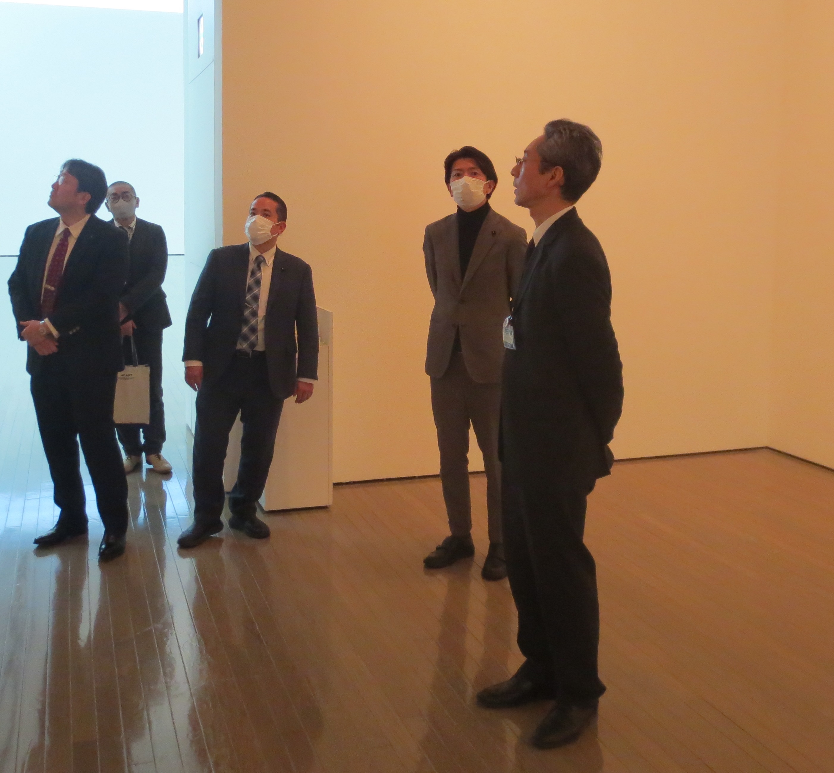 展示施設の設備や特徴について説明を受ける様子の画像