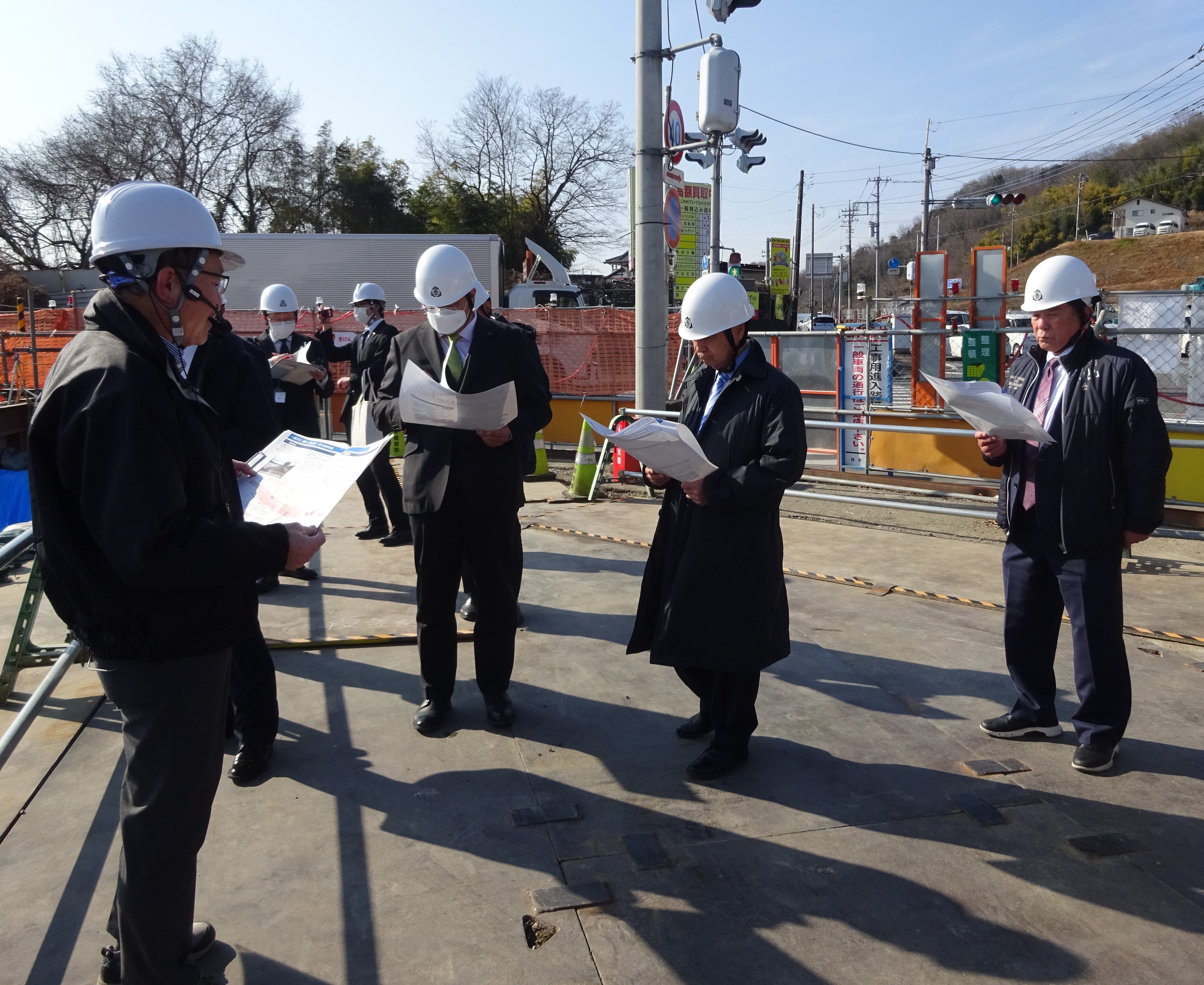 説明を聞く様子の画像