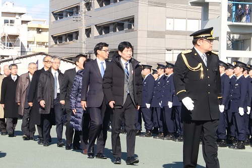 写真：巡察する山本知事