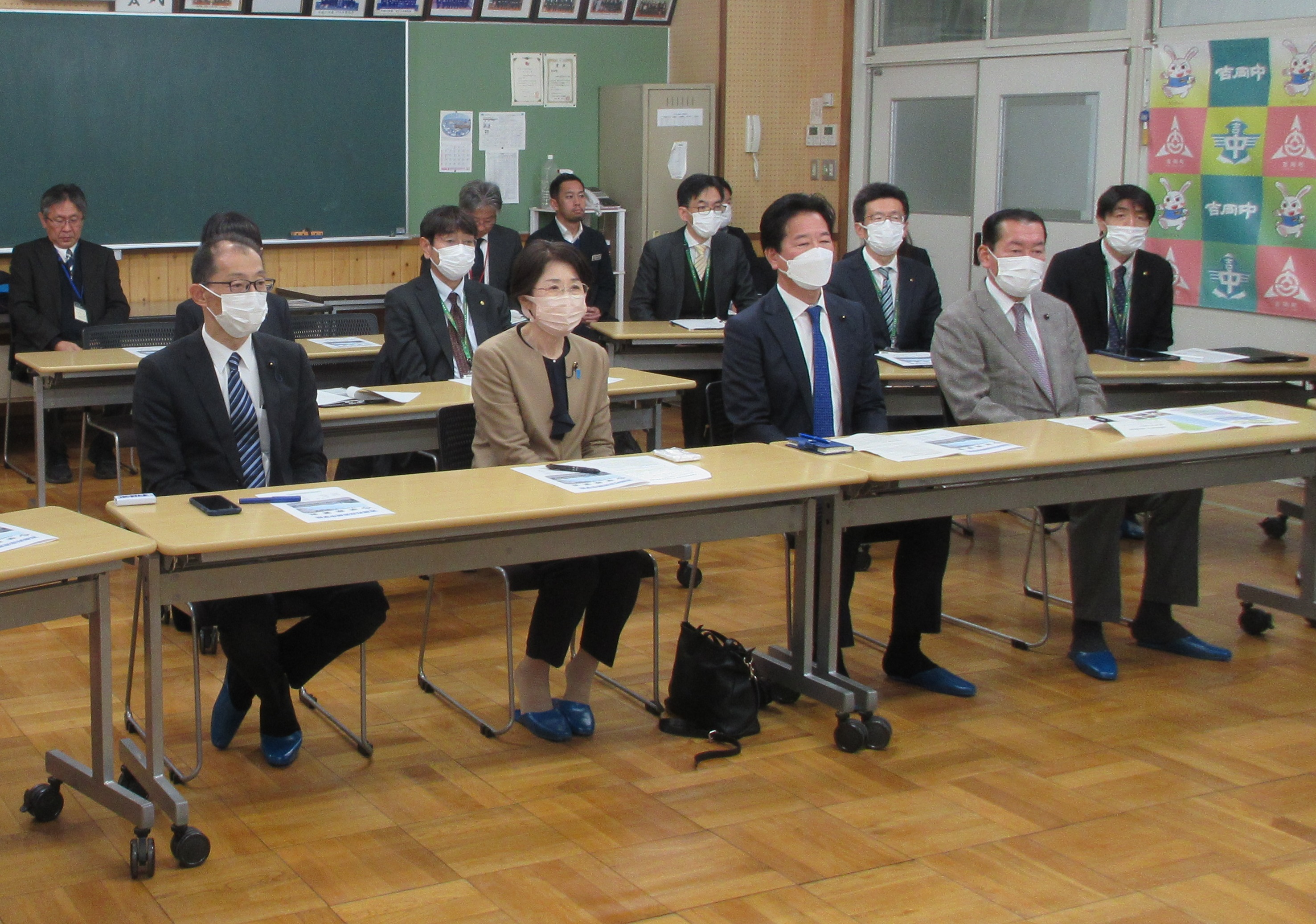 ICTを活用した授業の取組状況について説明を受ける様子の画像