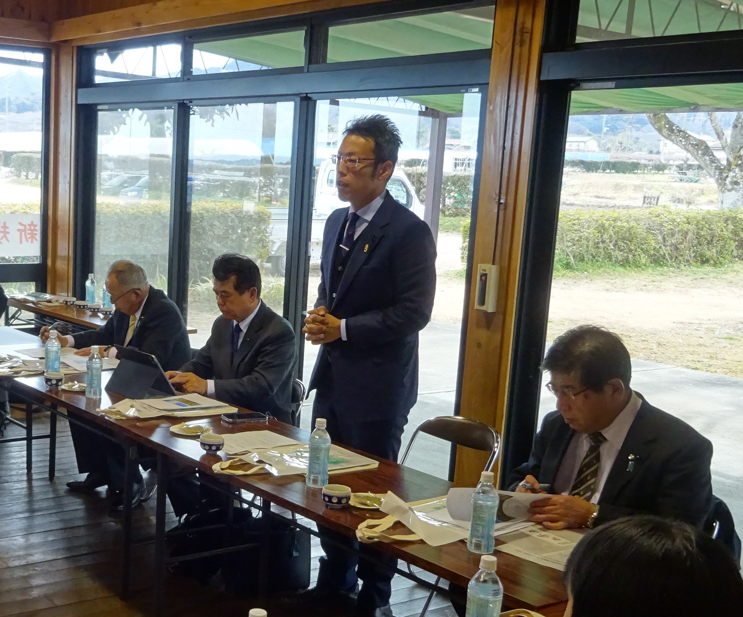 あいさつをする牛木委員長の画像