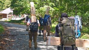 資材運びの写真