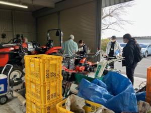 格納庫を確認している画像