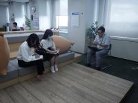 県職員インタビューの様子写1