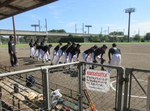 野球 試合開始前のベンチ風景の画像
