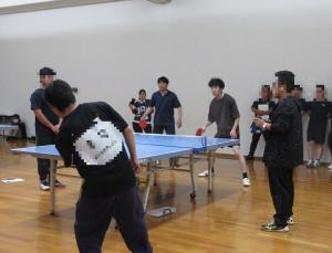 卓球部　ダブルスの試合中の画像