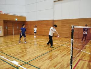 バドミントン部　ダブルスの試合中の画像