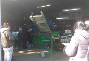 ネギの作業場を視察している画像1