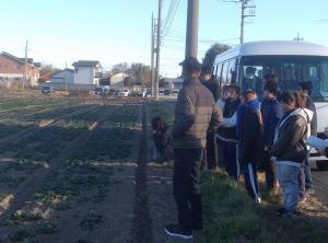 群馬用水を利用している畑を視察してる画像