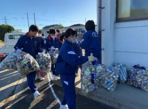 ごみの回収を行う伊勢崎市立第四中学校生徒の写真(1)