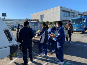 ごみの回収を行う伊勢崎市立第四中学校生徒の写真(2)