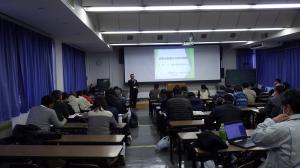 倉澤教授の講演中の画像