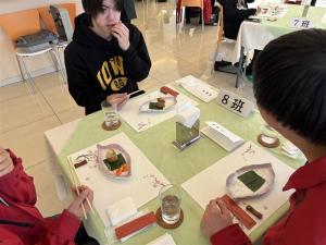 農林大産の野菜を使った料理を食べている写真