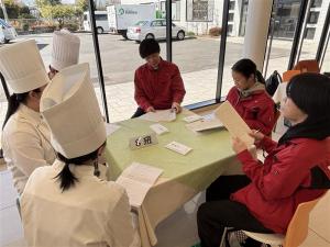 食事の後の交流会の写真