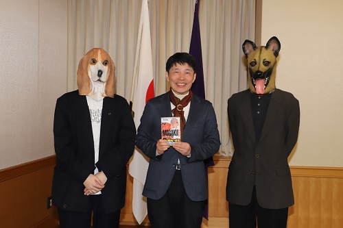 記念写真撮影に臨む山本知事